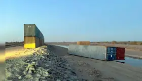 Amanecen en el suelo contenedores del ‘muro fronterizo’