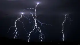 Cae rayo a deportista y muere