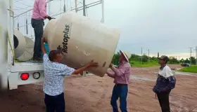 Entregan tinacos a familias nogalenses