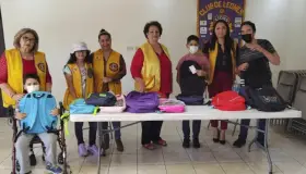 Entregan damas Leonas mochilas y útiles a niños