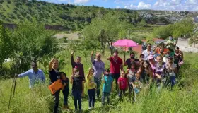 David Chavoya se suma a huerto escolar en primaria en Nogales