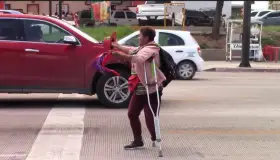 La falta de una pierna no le impide ser feliz