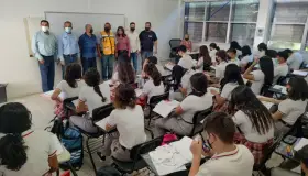 Rotarios entregan mesabancos