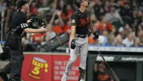 Ramón Urías se vuela la barda