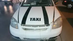 Causa daños en dos carros