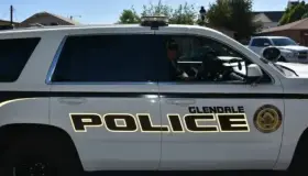 Hallan a niño cubierto de eses de animales en Phoenix