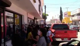 Largas filas para los uniformes