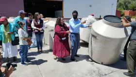 Entregan 51 tinacos a familias vulnerables
