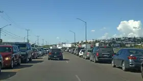 Denuncian vecinos embotellamiento