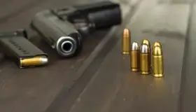 Lleva niño de 7 años dos pistolas a escuela en Arizona