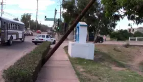Reportan poste dañado