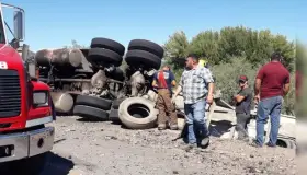 Por exceso de velocidad volca camión de volteo