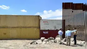 Tapan huecos en frontera de Nogales con contenedores