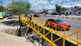 Construyen puente peatonal con recursos del Fopin
