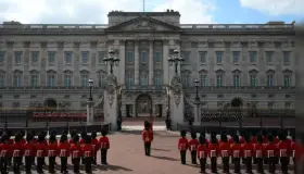 Sale por última vez féretro de reina Isabel II del Palacio de Buckingham