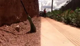 Retiran montículos de tierra en banqueta
