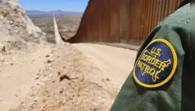 Podrá migrante recibir hasta 20 años de cárcel por golpear a agente con mochila