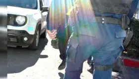 Asalta pareja a mujer taxista; la amagan con arma de fuego