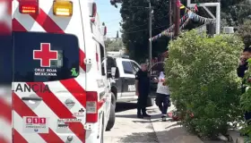 Sufre fuerte descarga eléctrica; cae de tercer piso