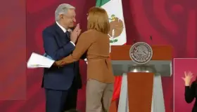 Tatiana Clouthier llora al renunciar a la Secretaría de Economía