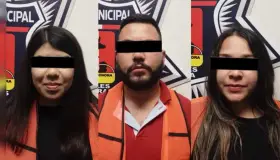 Agreden a policías; detienen a dos mujeres y un hombre