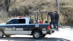 Fumaba marihuana con una manzana; lo arresta la policía