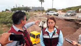 Supervisan reparaciones en áreas afectadas por socavones
