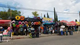 Acuden vendedores a tramitar permiso para la Feria del Hueso
