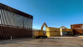 Ordena gobierno de Biden retirar contenedores en muro de Arizona