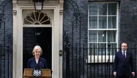 Renuncia primer ministra de Reino Unido