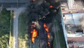 Explota pipa de combustible por querer ganarle al tren