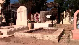 Prohibirán ingresar con bebidas embriagantes a cementerios