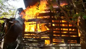 Incendian vivienda y vehículos con bombas “molotov”