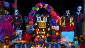 Llaman a tener cuidado con velas en altares de muertos
