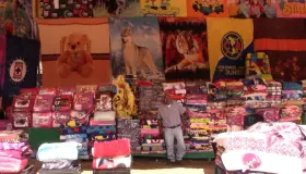 Es Karely Ruiz la más solicitada en la Feria del Hueso