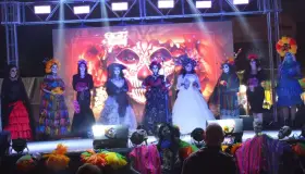 Realizan pasarela de catrinas en Feria del Hueso