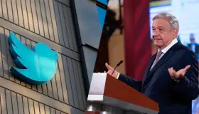 Llama AMLO a Musk a eliminar bots antes de cobrar en Twitter