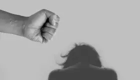 Golpea a su esposa frente a sus hijos