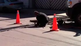 Reparan alcantarillas de calle Internacional