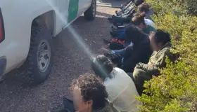 Detienen a “pollero” con 16 indocumentados