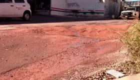 Piden a Oomapas a reparar bache y fuga de agua