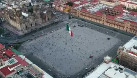 Liberan López Obrador y Sheinbaum Zócalo para marcha por el INE
