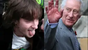 Lanzan huevos al rey Carlos III; detienen al agresor