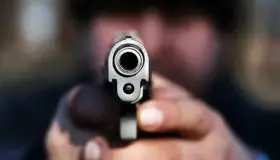 Despojan a mujer de dinero y celular a mano armada