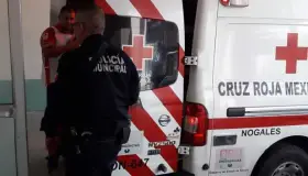 Se lastima pierna al huir de desconocidos