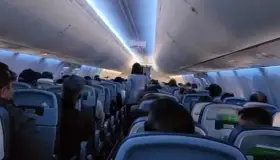 Reclama pasajera a AMLO durante vuelo