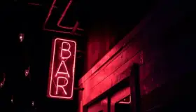 Muerden a guardia por negarles la entrada a un bar