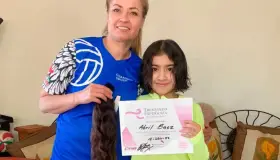 Dona niña su cabello para pacientes con cáncer