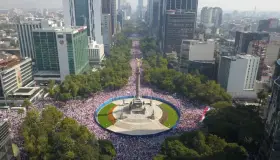 Califica AMLO de “striptease público” la marcha por el INE