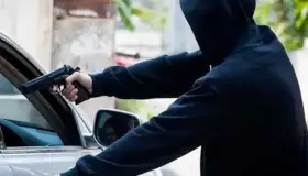 Despojan hombres armados a mujer e hijos de su vehículo